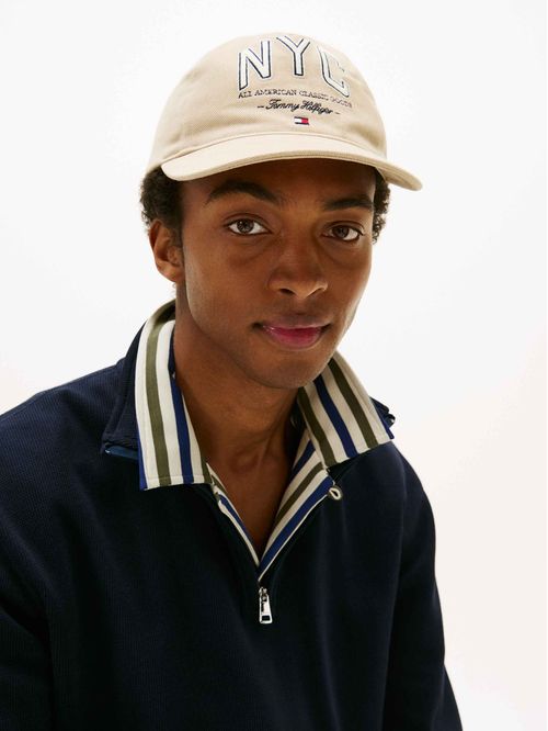 Gorra beige de béisbol con logo y cinco paneles