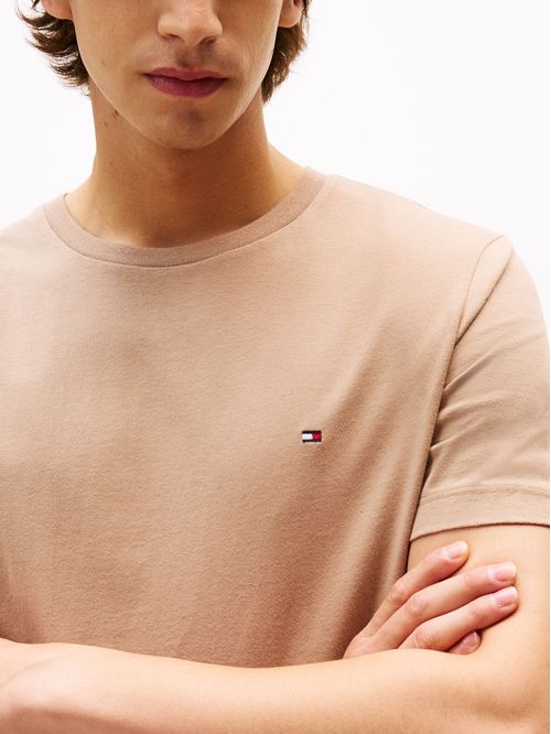 Camiseta beige de cuello redondo con logo bordado