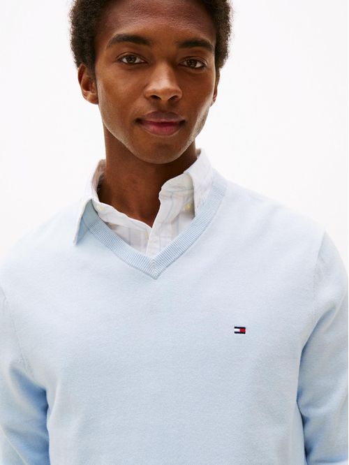 Saco azul con cuello en V y logo bordado