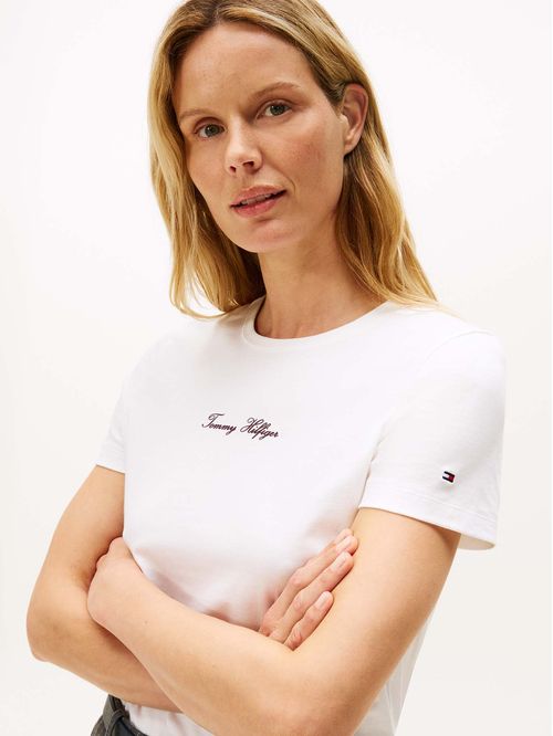 Camiseta blanca con logo texturizado