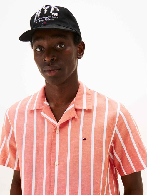 Gorra negra de béisbol con logo y cinco paneles