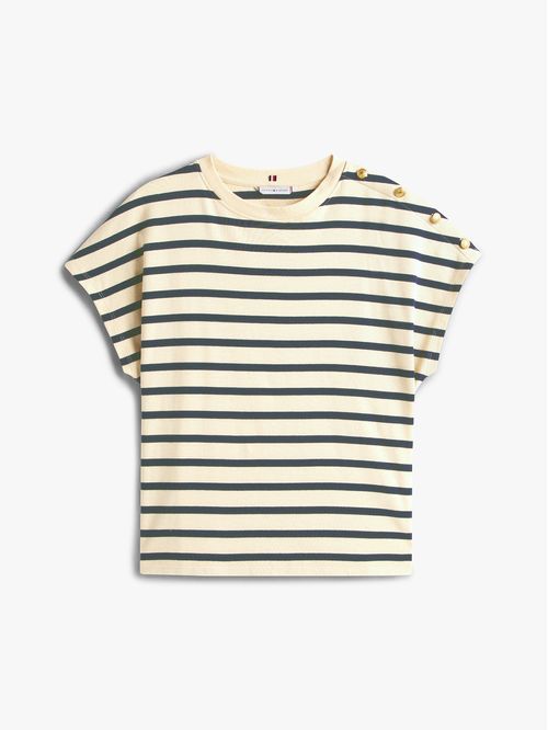 Camiseta beige con botones dorados en el hombro