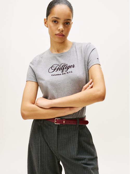 Camiseta gris de cuello redondo con logo bordado