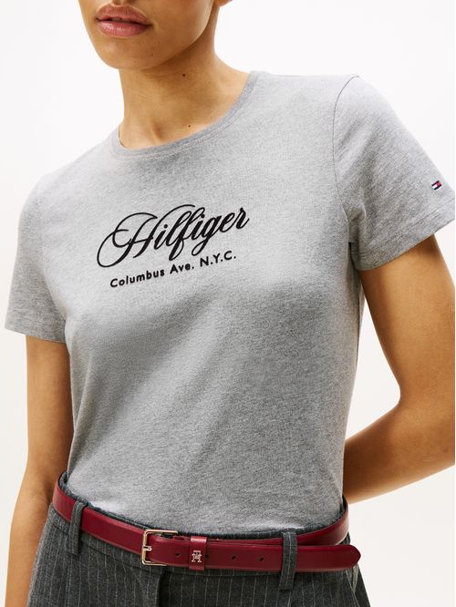 Camiseta gris de cuello redondo con logo bordado