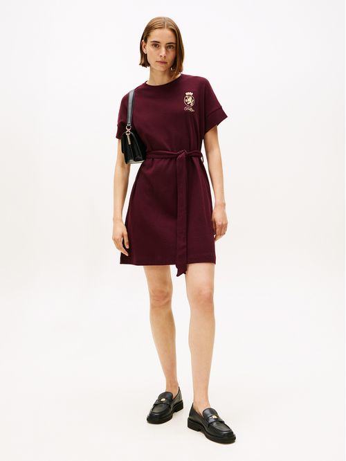 Vestido rojo con cinturón anudable y logo gráfico dorado