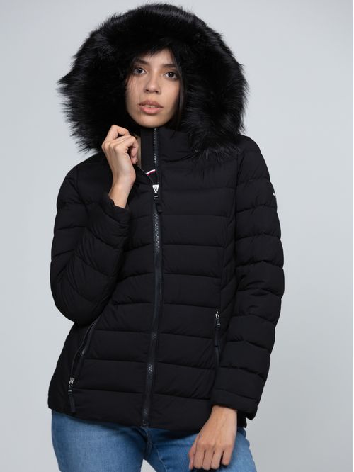 Chaqueta negra acolchada