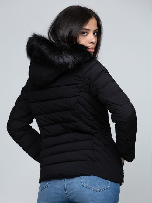 Chaqueta negra acolchada