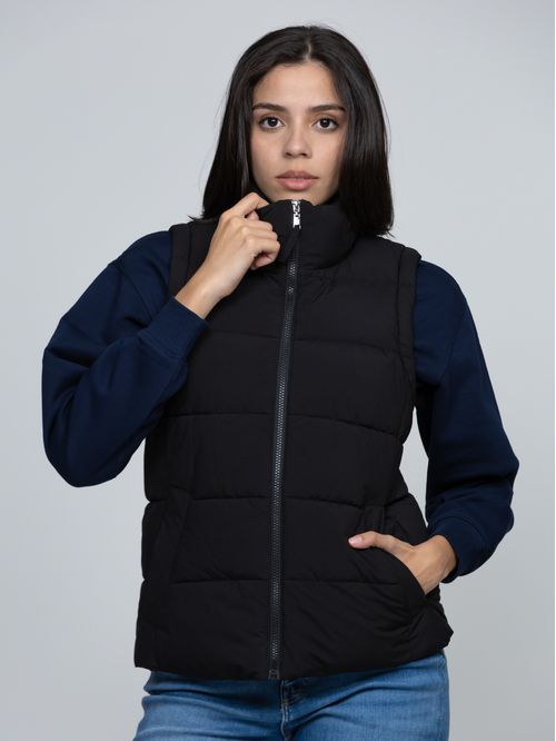 Chaleco negro de cuello alto con cierre de cremallera