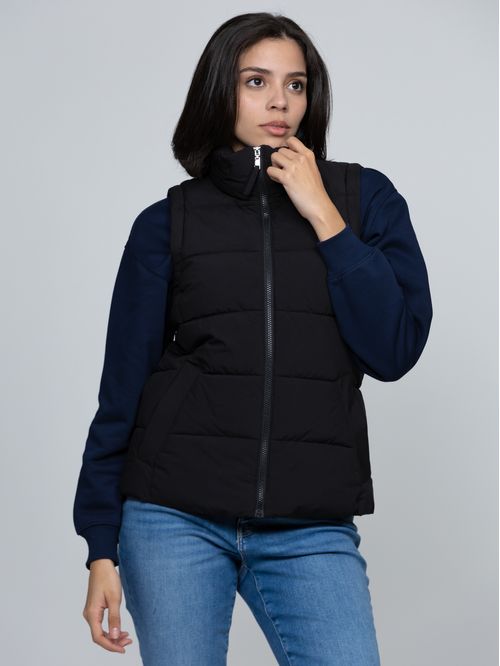 Chaleco negro de cuello alto con cierre de cremallera