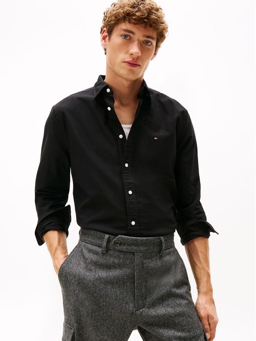 Camisa negra de corte regular con logo bordado