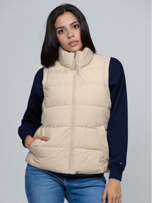 Chaleco negro de cuello alto con cierre de cremallera