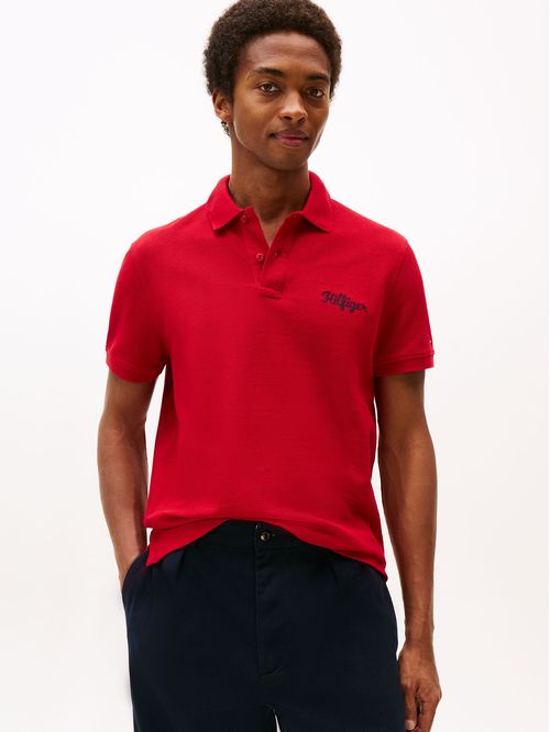 Polo rojo de corte regular con logo gráfico