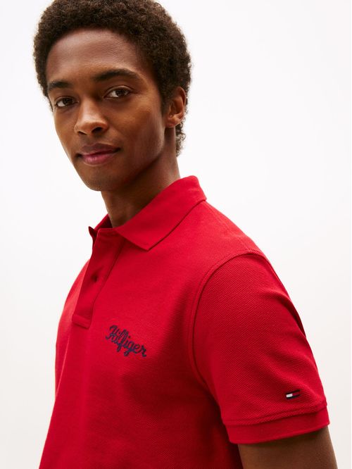 Polo rojo de corte regular con logo gráfico