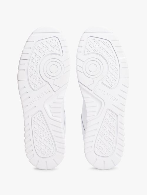 Tenis blanco texturizados con suela dentada