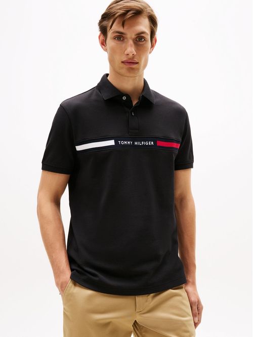 Polo negro de corte regular con logo en el pecho