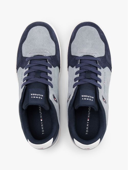 Tenis gris de ante con mezcla de texturas