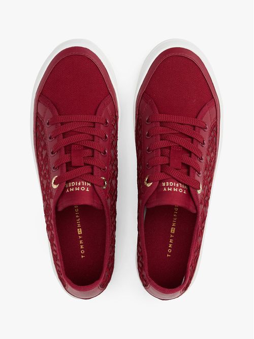 Tenis rojo de malla con monogramas bordados