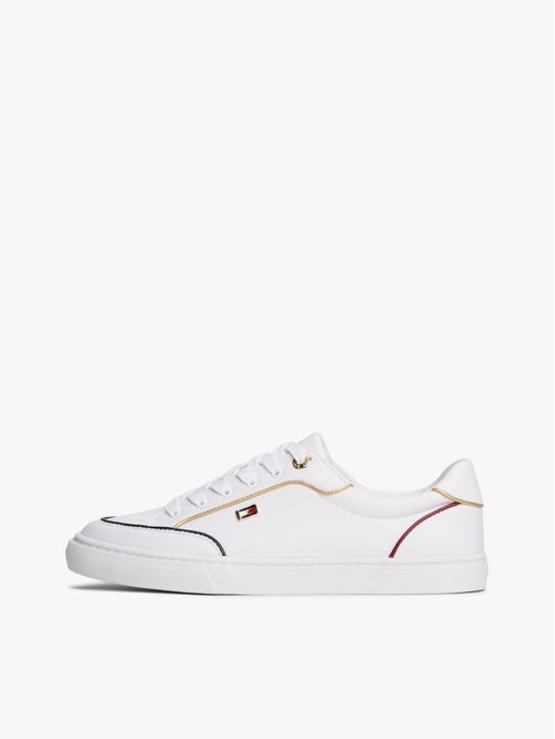 Tenis blanco cupsole con insignia metálica