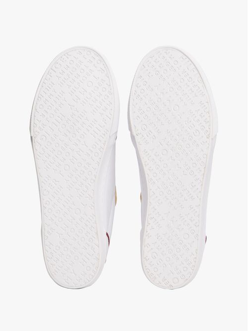 Tenis blanco cupsole con insignia metálica