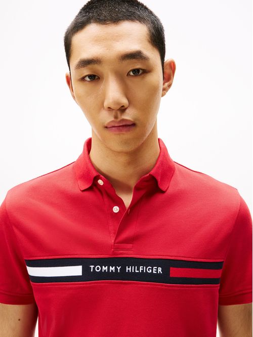 Polo rojo de corte regular con logo en el pecho