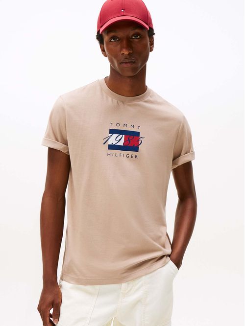 Camiseta beige de punto con logo gráfico