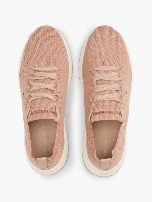 Tenis beige de punto con logo bordado