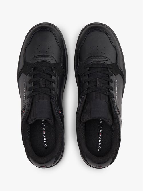 Tenis negro texturizados con suela dentada