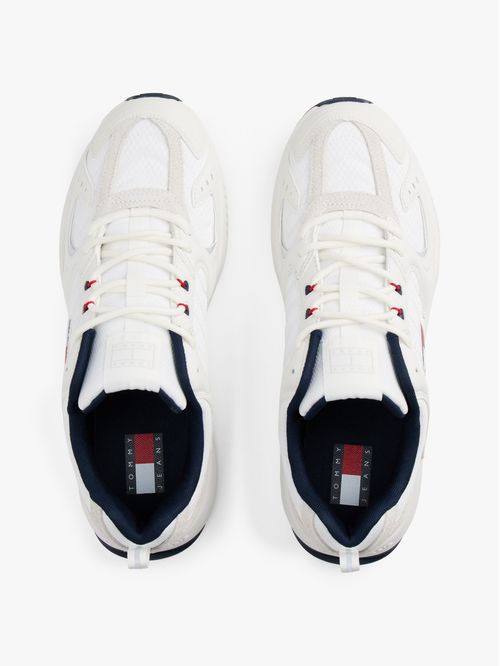 Tenis blanco con texturas mixtas y logo