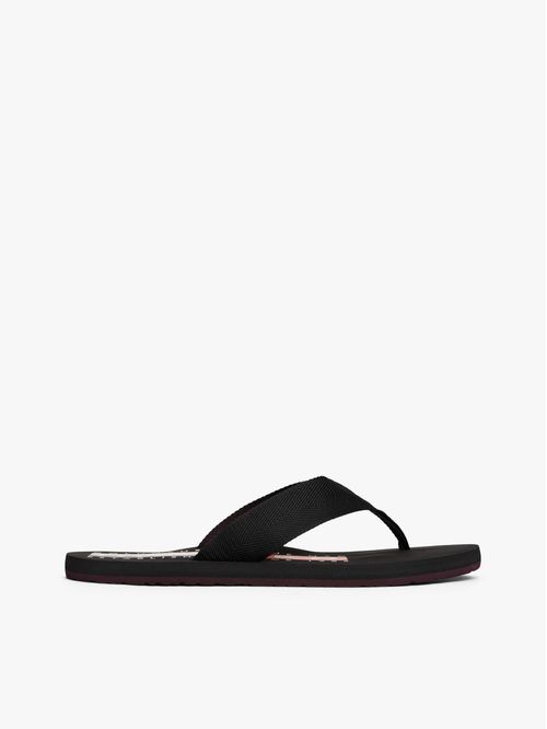 Sandalias negro con tiras de tejido trenzado