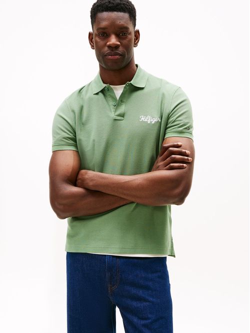 Polo verde de corte regular con logo gráfico