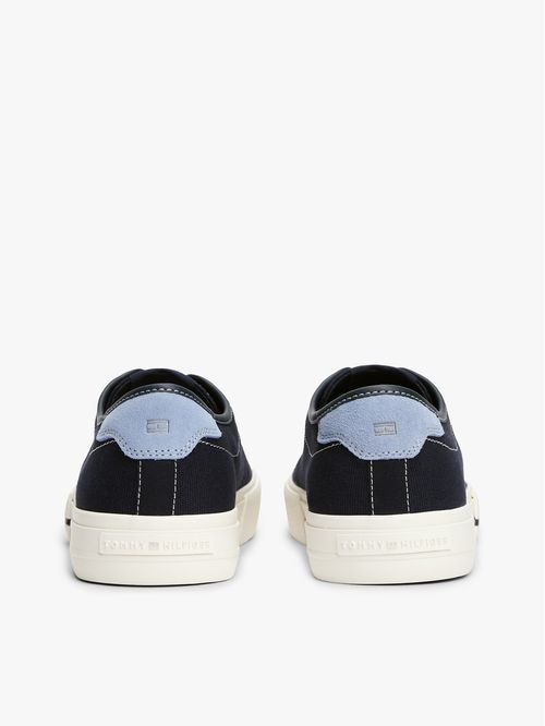 Tenis azul de lona con logo distintivo