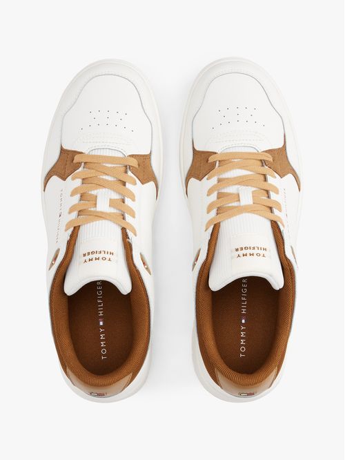 Tenis blanco texturizados con suela dentada