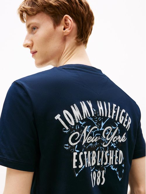 Camiseta azul con logo gráfico