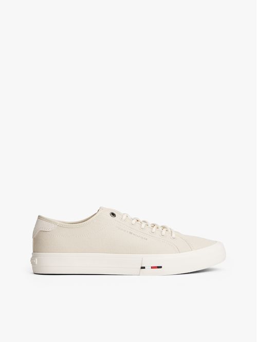 Tenis beige de lona con logo distintivo