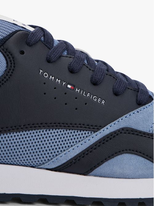 Tenis azul con malla y logo