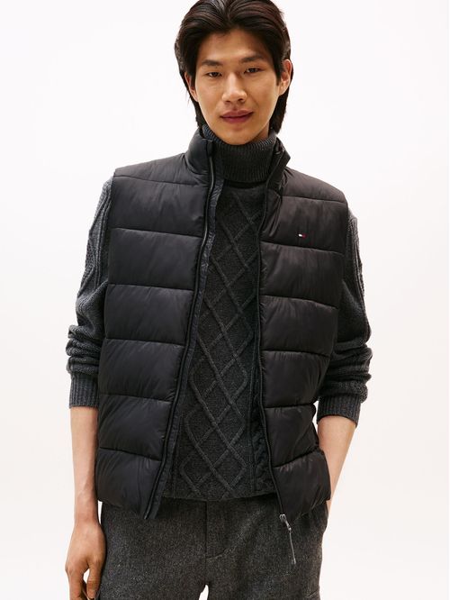 Chaleco negro de cuello alto acolchado