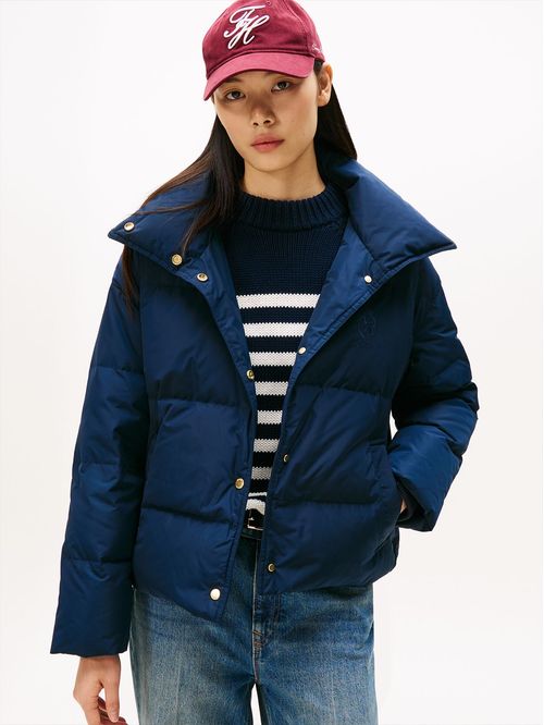 Chaqueta azul acolchada con escudo bordado