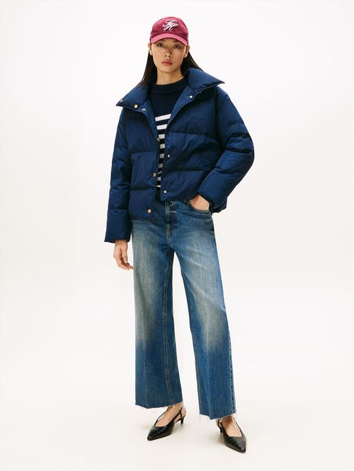 Chaqueta azul acolchada con escudo bordado