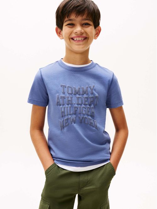 Camiseta azul con logo varsity