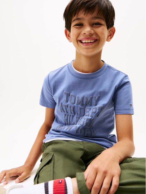 Camiseta azul con logo varsity