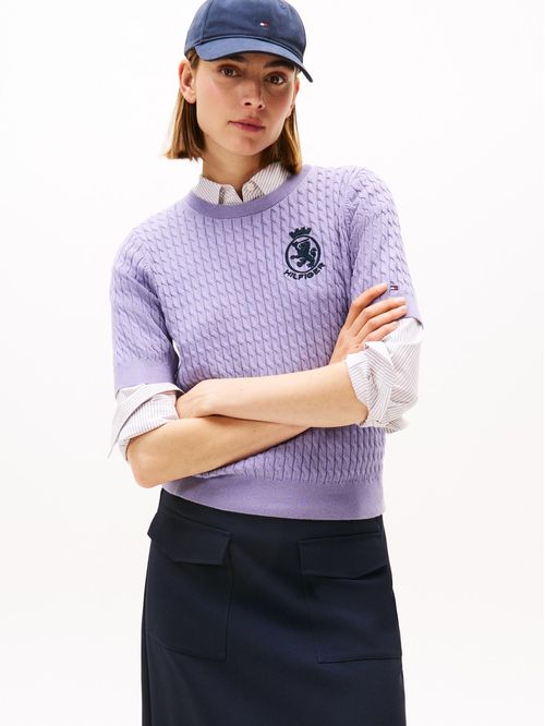 Saco morado con tejido cable y logo gráfico