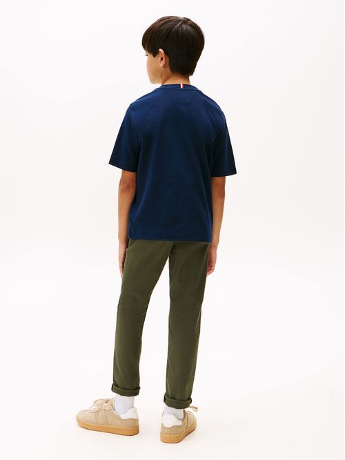 Camiseta azul de cuello redondo con escudo TH