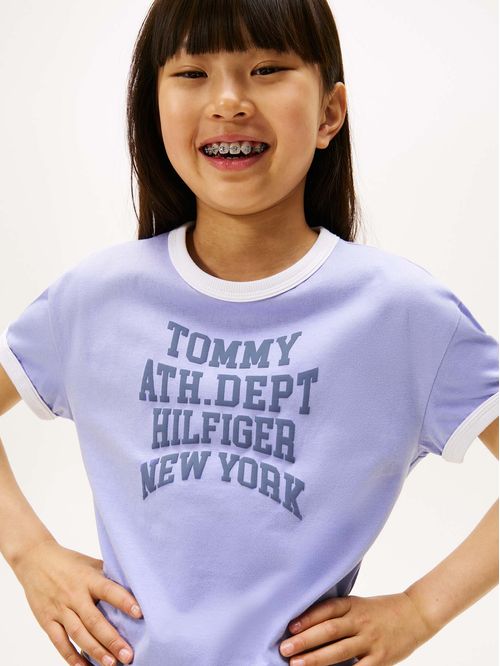 Camiseta celeste con logo gráfico athletic