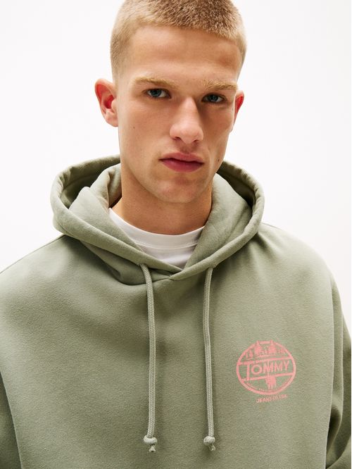 Buzo beige con capota y logo gráfico