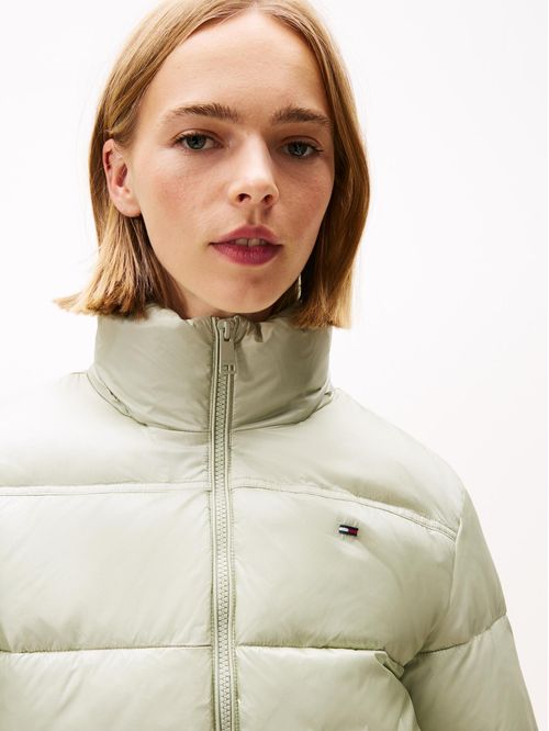 Chaqueta gris acolchada con capota plegable