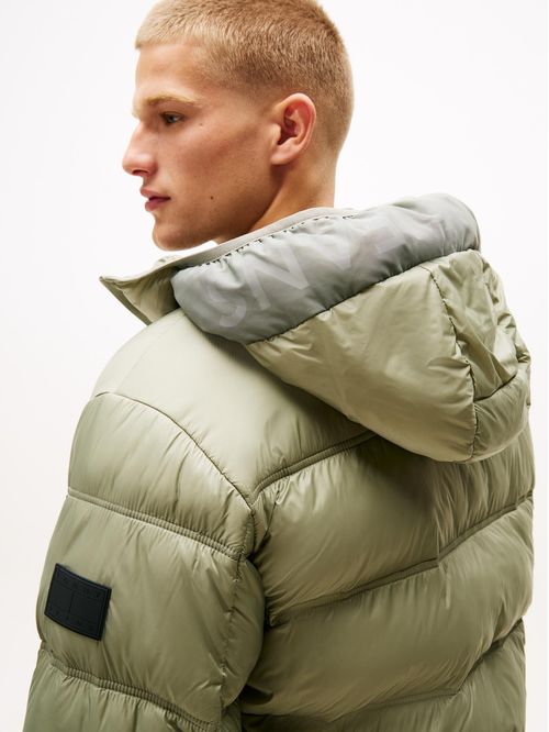 Chaqueta beige acolchada con capota y logo tonal