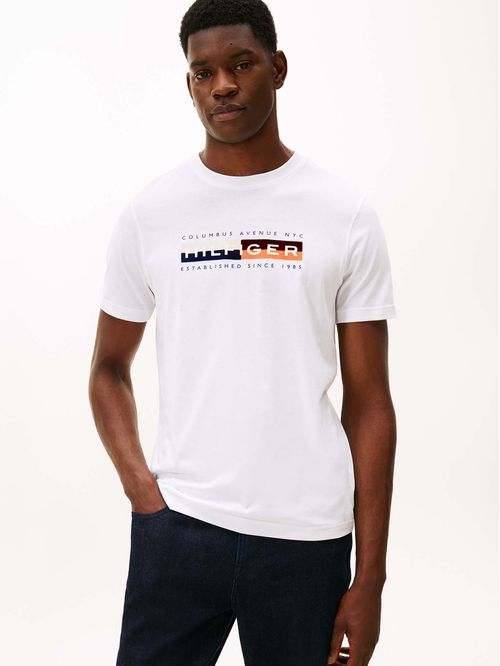 Camiseta blanca con logo colorblock estampado en el pecho