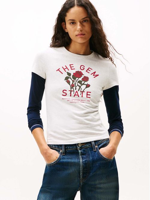 Camiseta gris slim con logo gráfico