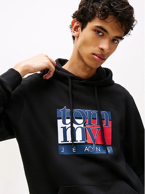 Buzo negro con capota y logo