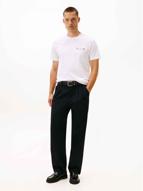 Camiseta blanca con logo en forma de escudo